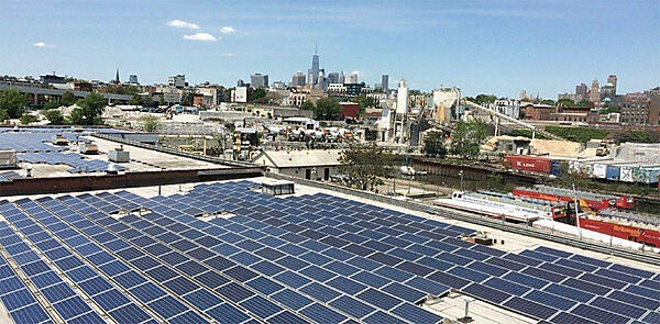写真1　LO3 Energyが実証を行っているニューヨーク州ブルックリンの太陽光パネル