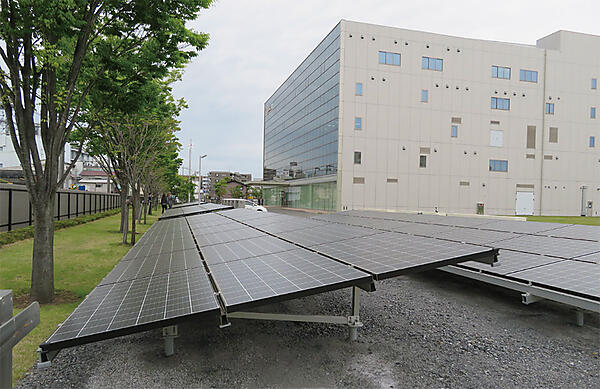 写真1　京セラ・横浜中山事業所入り口に設置された実証設備（太陽光パネル等）
