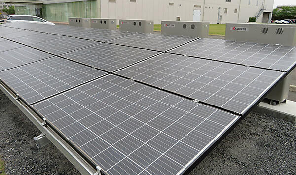 写真2　太陽光パネル（合計約26kW）と後ろに設置された蓄電池