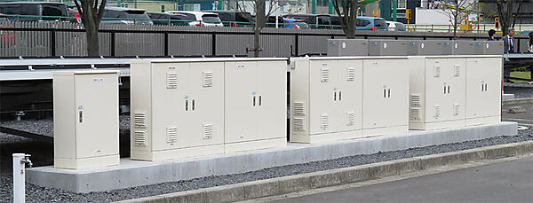 写真6　非常用電源（左端）と「計測機器収納盤＋連系用分電盤」3セットの外観