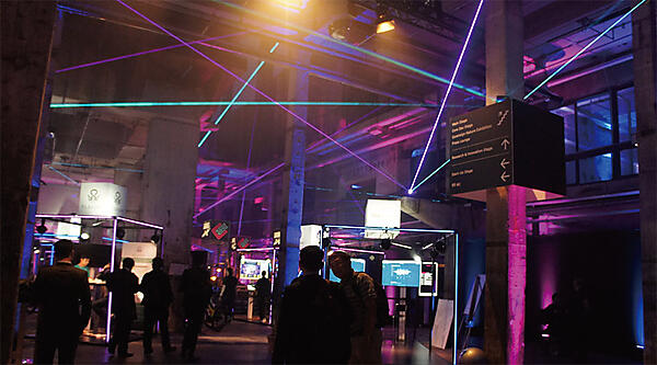 写真2　独特の照明が施された会場内に並ぶ多くの企業ブース