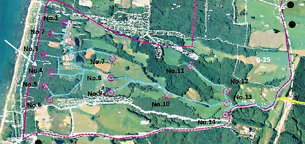 写真4　横浜町雲雀平風力発電機14基の全体配置図（左が陸奥湾側。右下の黄色い線は2万2000Vの構内送電線）