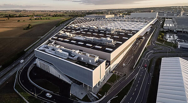 写真1　世界初のローカル5Gを導入したダイムラー社の「ファクトリー56」の外観