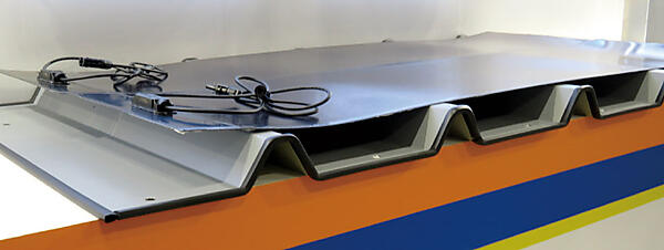 写真3　第一実業の「薄膜型」軽量フレキシブル太陽光パネルの外観（ケーブルは太陽光パネルに使用される標準ケーブル）