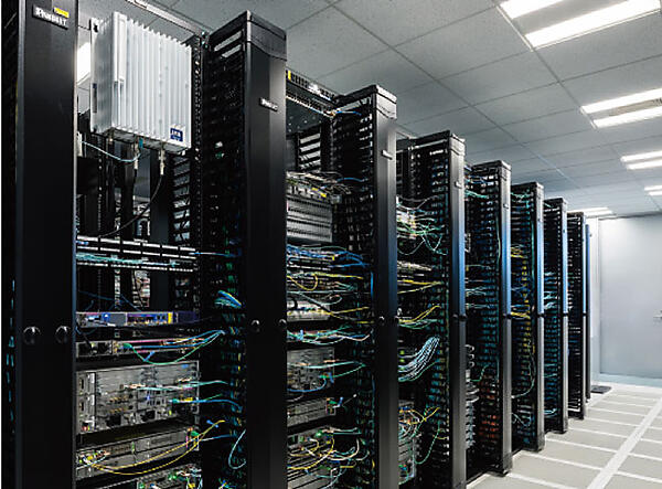 写真2　統合された、5G実証環境の一部。左上の白い四角の機器は、米国JMA社の4G対応基地局。