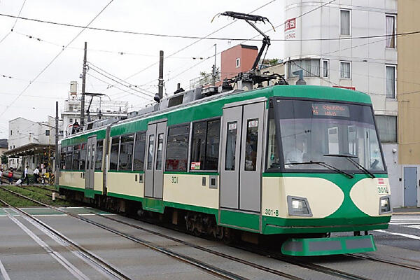 写真1　日本初の再エネ100％で走る東急世田谷線の電車の外観