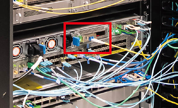 写真10　オプティクス「CFP2-DCO」が機器に挿入されている様子（赤枠部分）