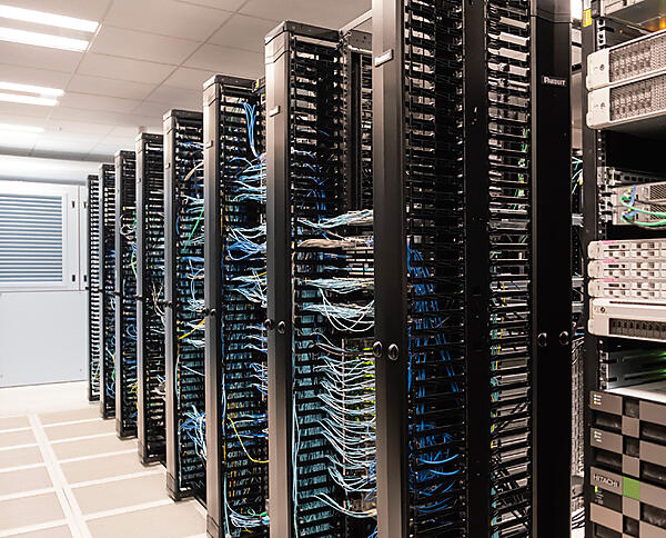 写真6　実際の5G環境を実現しているラック群