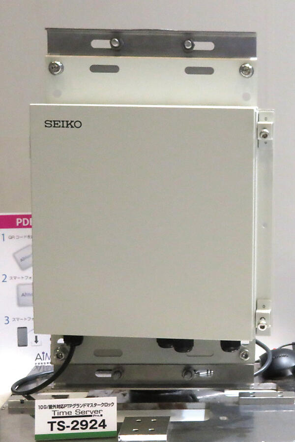写真3　セイコーソリューションズのPTPグランドマスタークロックTime Server「TS-2924」