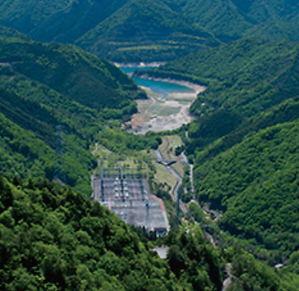 日本最大の「奥多々良木揚水発電所（純揚水式）」〔関西電力、場所：兵庫県朝来市（あさごし）〕、出力：193.2万kW（1,932MW）。運転開始：昭和49（1974）年6月