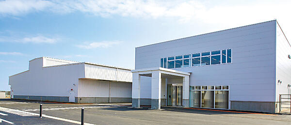 写真1　千葉県白井市に開設した、システムモジュール方式のデータセンター（左がデータセンター1期棟、右は管理棟）