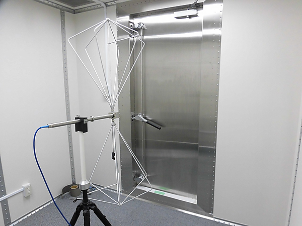 図　ウェブレッジのシールドルーム。アンテナのようなものは小型基地局。携帯電話回線網につながっている