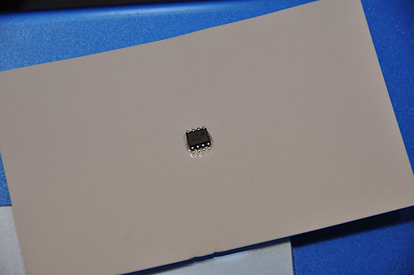 図　「STSAFE-A100」のチップ。米粒ほどのサイズだが、銀行カード並みのセキュリティ強度を誇る