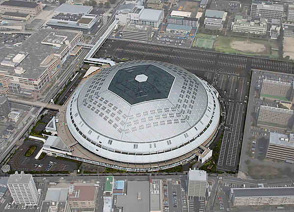 図　ナゴヤドームの屋根。太陽光発電パネルは、中央の採光部を3列で囲むように設置した