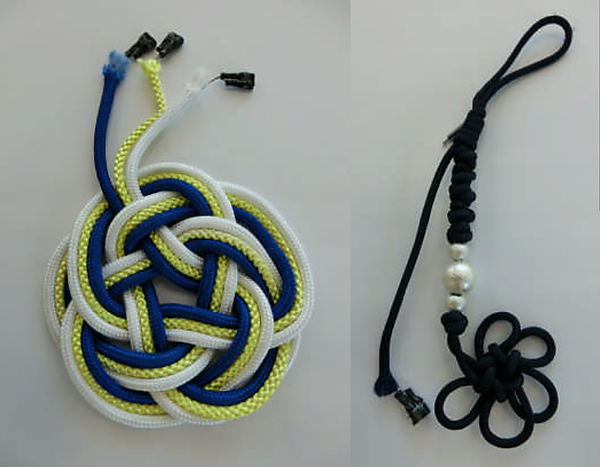 図　圧電組紐のサンプル。左が「かごめ十五角結び」にしたコースターで、右が「梅結び」にしたキーホルダー