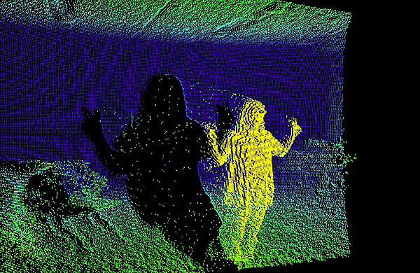 図　「HLS-LFOM1」で、立っている人物の位置を検知した結果を画像化したもの