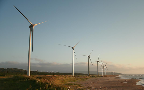 図　完成した「由利本荘海岸風力発電所」