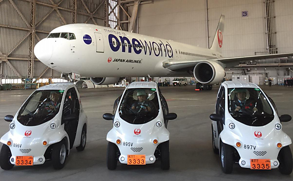 図　東京国際空港に導入した3台のCOMSと、日本航空が運航するボーイング767-346/ER