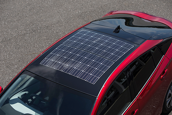 図　新型プリウスPHVの天面に取り付けた太陽光発電モジュール