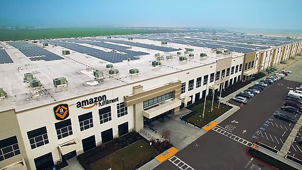 図　Amazonのパターソン配送センターの屋上。大量の太陽光発電モジュールが並んでいる