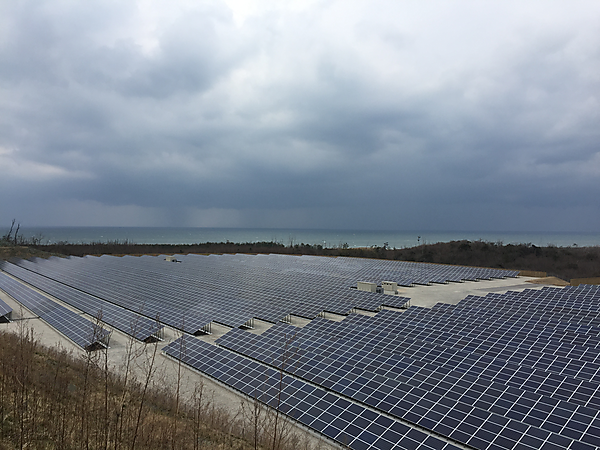 図　「石川第八発電所」の様子。発電所の向こう側に日本海が見える