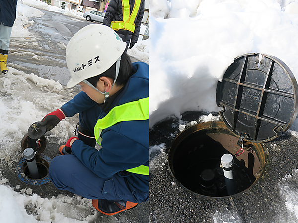図　マンホールに通信機を設置しているところ（左）。マンホールの蓋の蝶つがいからぶら下げている（右）