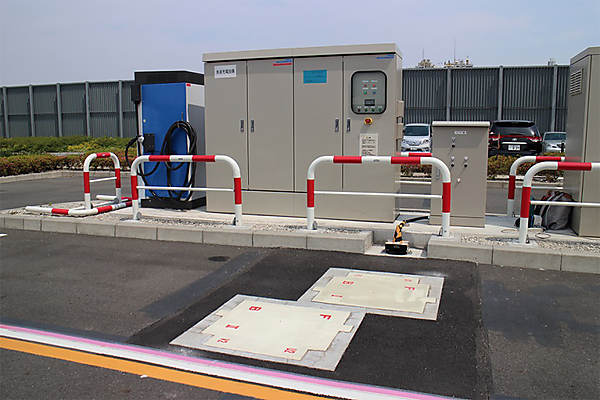 図　地面に埋め込んだ送電パッド。バスの充電には2つの送電パッドを使用する