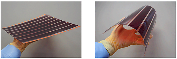 図　フィルム型色素増感太陽電池。曲げることも可能だ