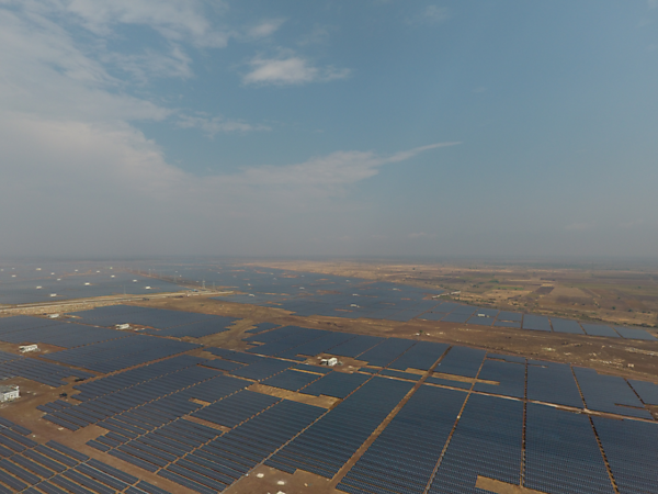 図　SB Energy Holdings社がインドのアーンドラプラデーシュ州に建設したメガソーラーの航空写真