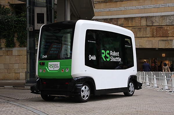 図　DeNAの無人自動運転機能付き電気バス「Robot Shuttle」