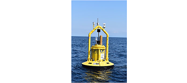 図　稼働を始めた機械式波力発電装置