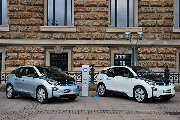 図　ハンブルグ市街に並ぶBMWのEV「BMW i3」と充電器