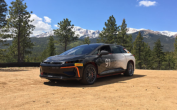 図　レースに出場する「FF 91」の試作車