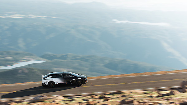 図　The Pikes Peak International Hill Climbのコースを走る「FF 91」