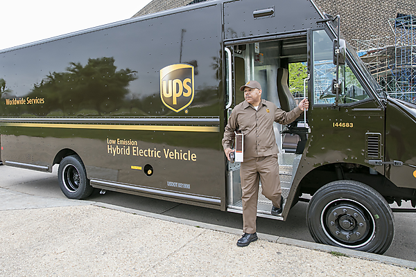 図　UPSが導入している配送車。ハイブリッド車となっている