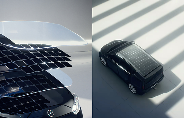 図　Sionのボンネット（左）と、天面（右）。多数の太陽光発電セルが並んでいる