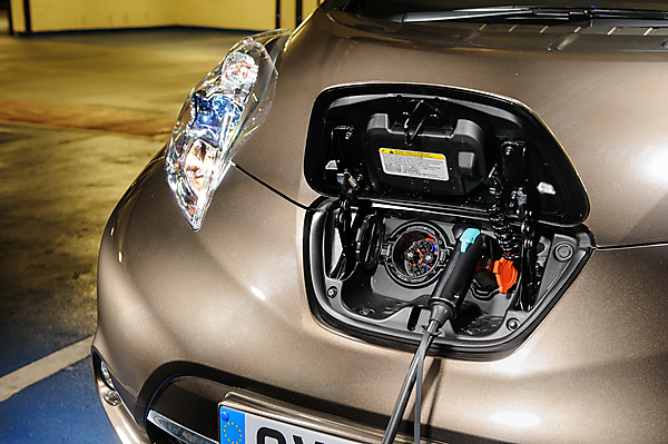 図　日産自動車のEV「LEAF」に充電しているところ