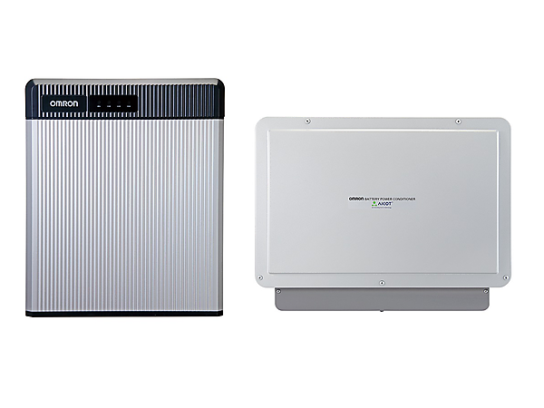 図　オムロンが発表した蓄電池の新製品。左側が蓄電池で、右側が蓄電池用パワーコンディショナー