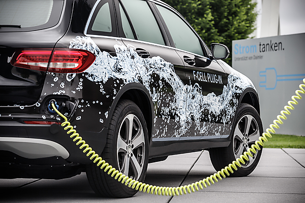 図　Mercedes-Benz GLC F-CELLは、車体後部から内蔵蓄電池に充電できる