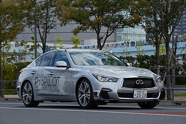 図　「インフィニティQ50」に自動運転機能を組み込んだ試験車両