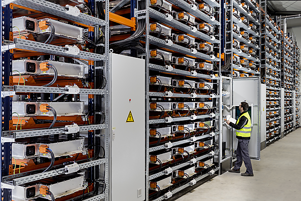 図　新設した大規模蓄電施設の内部。使用済み蓄電池をラックで高く積み上げて、大量に並べている