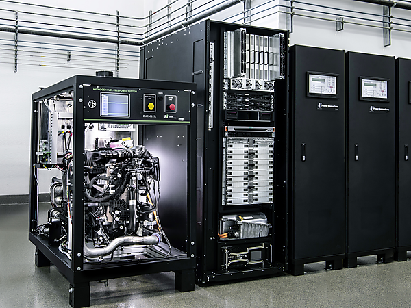 図　データセンターのラックの隣に設置した、Daimlerの燃料電池