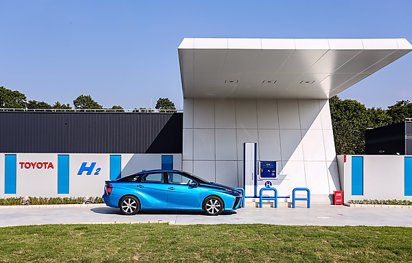 図　江蘇省常熟市の研究開発拠点「TMEC」内に開設した水素ステーションと、FCV「MIRAI」