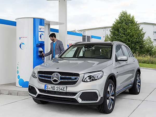 図　Daimlerが、9月のフランクフルトモーターショーで公開した燃料電池車「Mercedes-Benz GLC F-CELL」