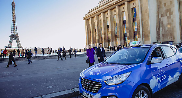 図　パリ市内を走るHypeの燃料電池車タクシー