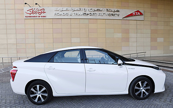 図　ドバイ道路交通庁がタクシーとして試運転を開始したトヨタ自動車のFCV「MIRAI」