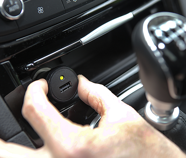 図　「テレマティクスeCallプラグ」は自動車のシガーライターソケットに挿して使用する