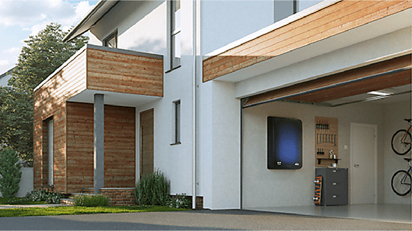 図　車庫の内側の壁に掛けてある黒と青の板が定置型蓄電池