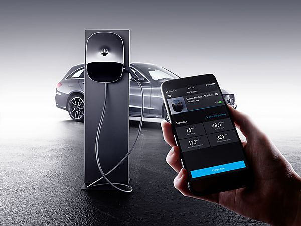 図　「Mercedes-Benz Wallbox」の新製品。インターネット経由でスマートフォンから操作できる