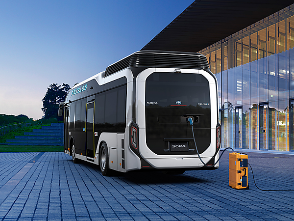 図　燃料電池バス「SORA」に外部給電器を接続して、電源を取り出しているところ